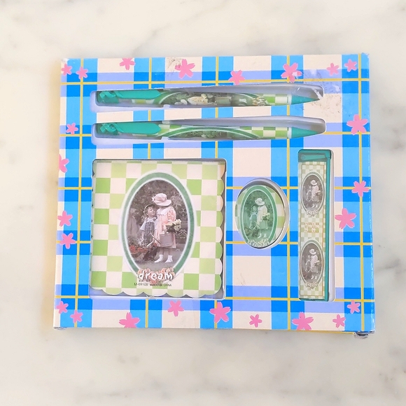 NWOT. Girl's Dream Stationery set. - Picture 1 of 2